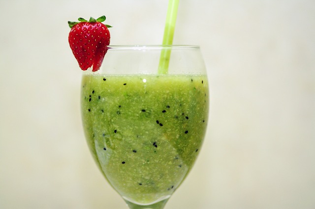 Smoothies für den Sommer frecher Frucht Smoothie Radieschengrün Kiwi Banane DieCheckerin