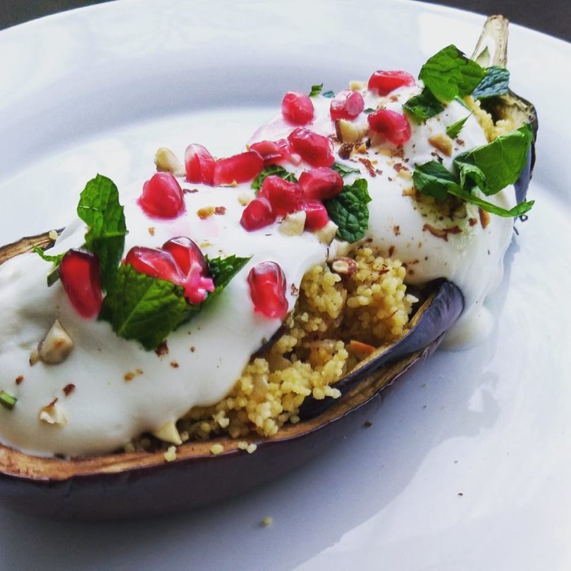Gefüllte Auberginen Gemüseschiffchen mit Dattel CousCous &amp; Minz-Joghurt ...