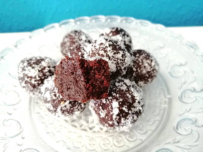 vegane Süßigkeiten selber machen Schoko Brownie Bällchen Datteln und Nüsse