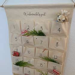 Ausgefallener Adventskalender zum Befüllen aus Stoff mit Taschen DieCheckerin